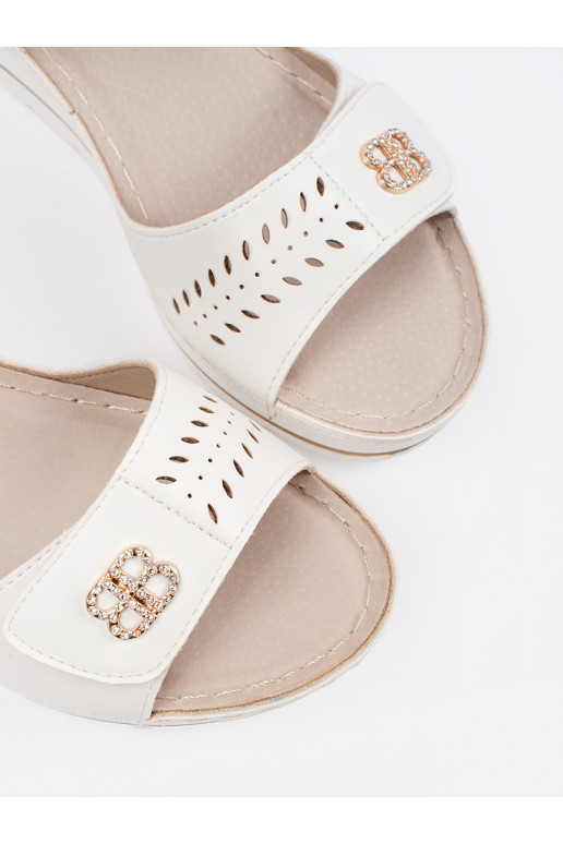 baltas krāsas  kurpes 