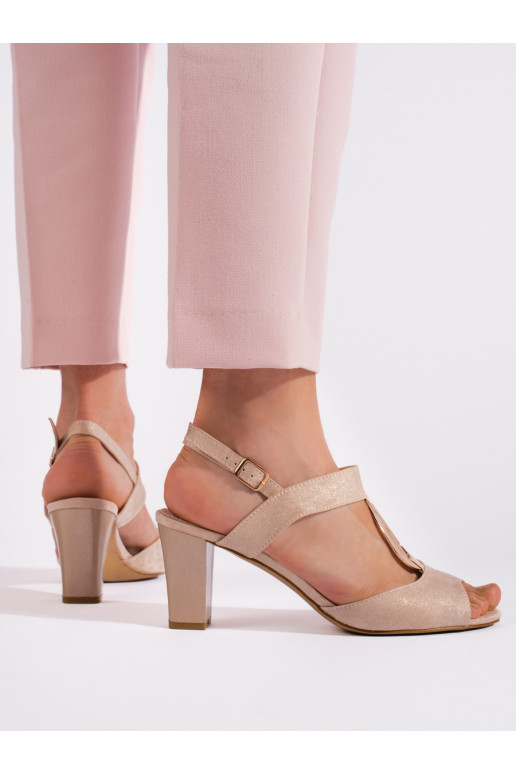 Zelta krāsas kurpes uz papēža