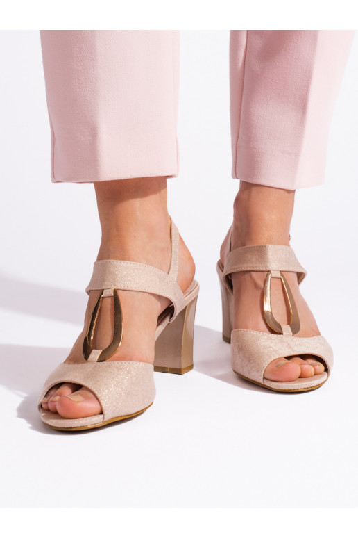 Zelta krāsas kurpes uz papēža