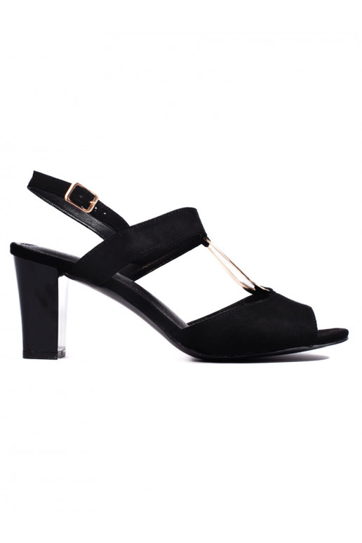 melnas krāsas kurpes uz papēža