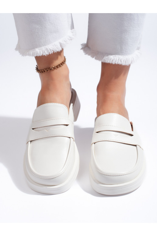 baltas krāsas Čības