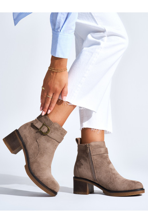 smilšu krāsas zābaki  uz papēža