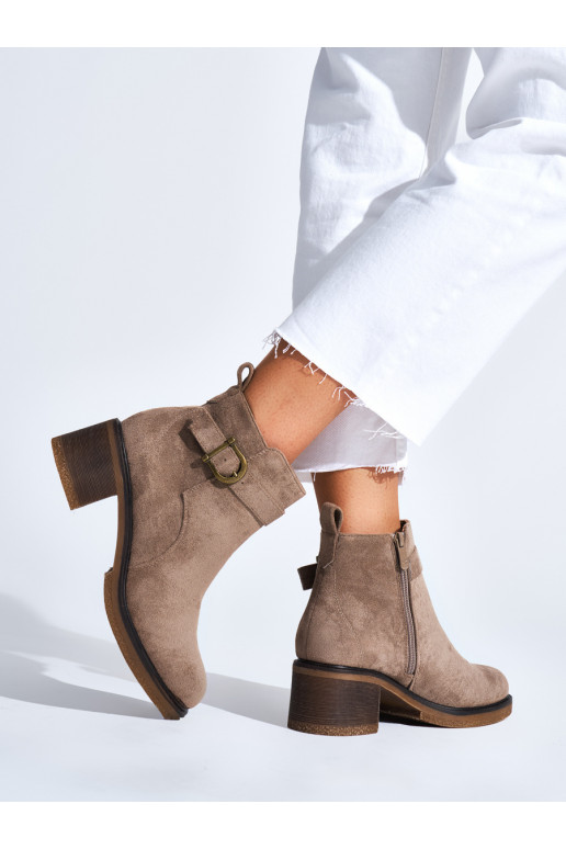 smilšu krāsas zābaki  uz papēža