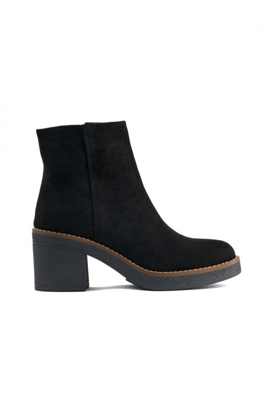 Melns sieviešu zābaki uz papēža Melns sieviešu zābaki uz papēža