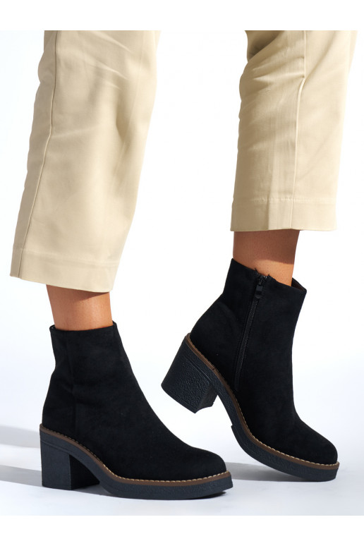 Melns sieviešu zābaki uz papēža Melns sieviešu zābaki uz papēža