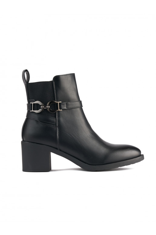 Melns sieviešu zābaki uz papēža