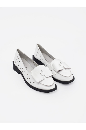 baltas krāsas kurpes z dziurkami i kokardą 2