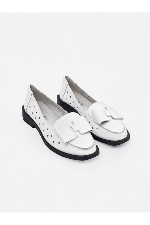 baltas krāsas kurpes z dziurkami i kokardą