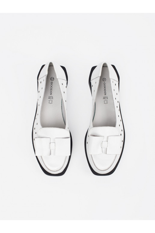 baltas krāsas kurpes z dziurkami i kokardą