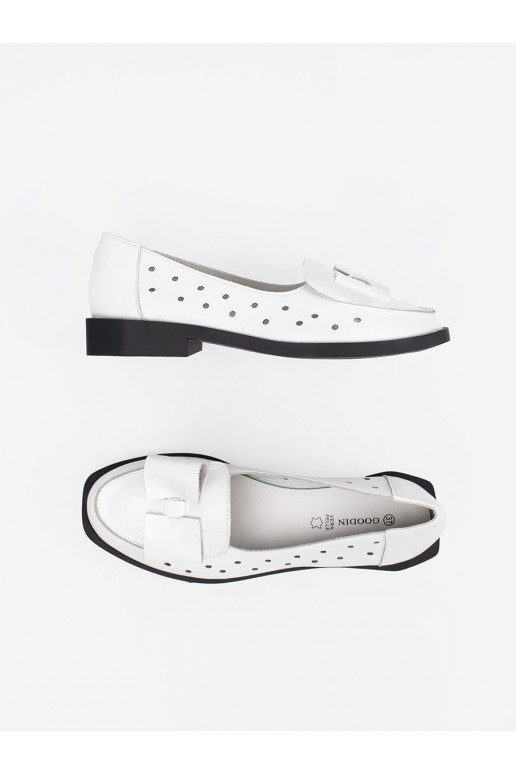 baltas krāsas kurpes z dziurkami i kokardą