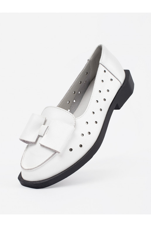 baltas krāsas kurpes z dziurkami i kokardą