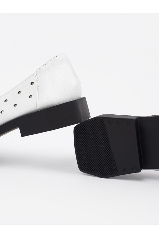 baltas krāsas kurpes z dziurkami i kokardą