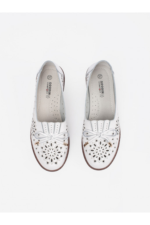 baltas krāsas dziurkowane kurpes  