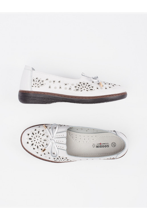 baltas krāsas dziurkowane kurpes  