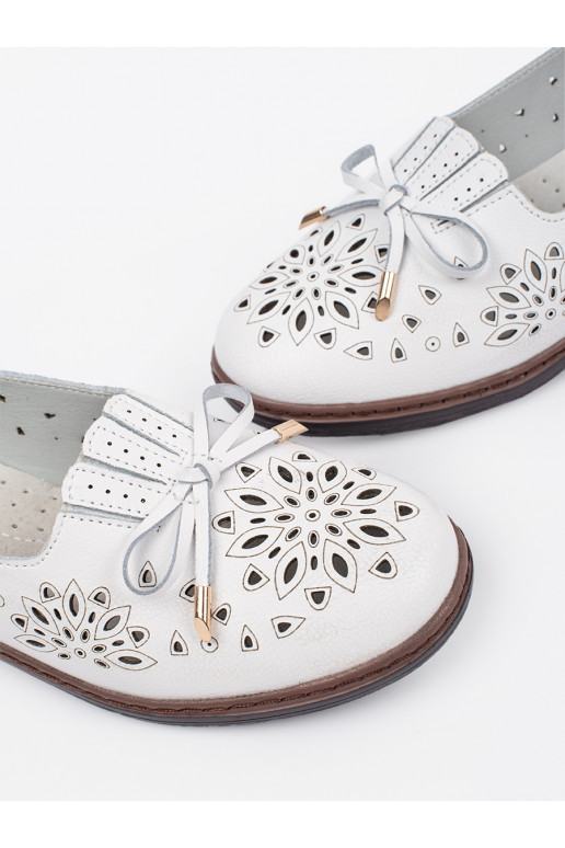 baltas krāsas dziurkowane kurpes  