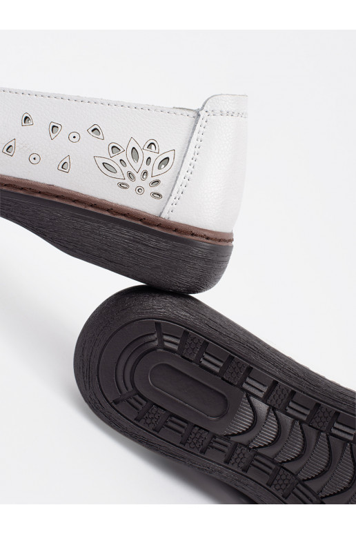 baltas krāsas dziurkowane kurpes  