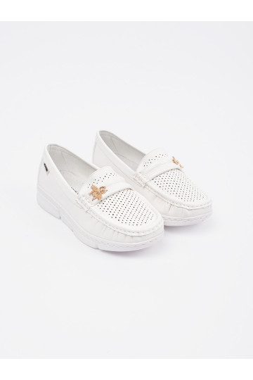baltas krāsas mokasīni  z przypinką 2