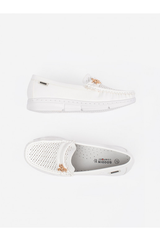 baltas krāsas mokasīni  z przypinką