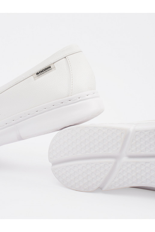 baltas krāsas mokasīni  z przypinką