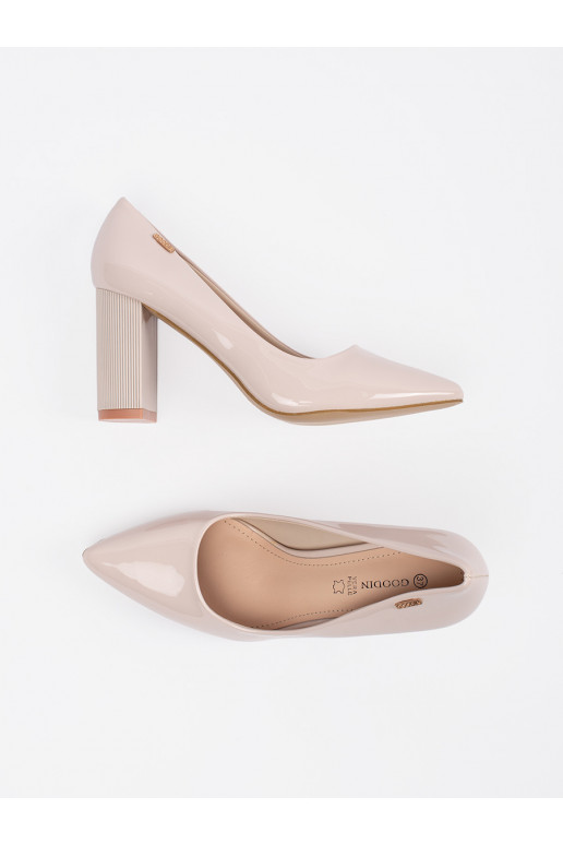 smilšu krāsas  puszābaki uz papēža