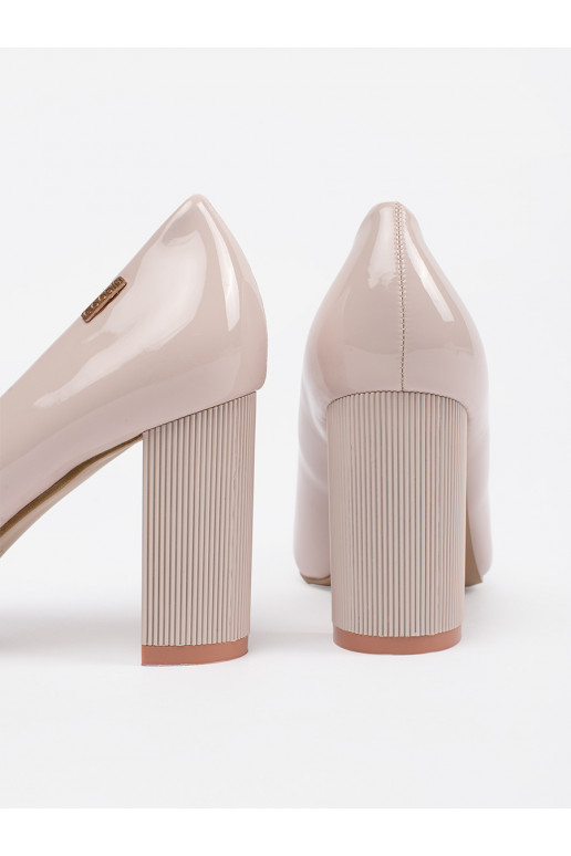 smilšu krāsas  puszābaki uz papēža