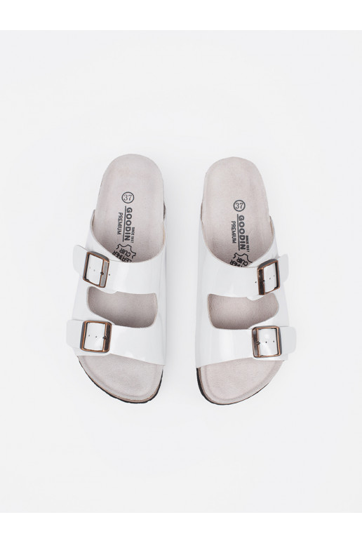 baltas krāsas čības   baltas krāsas čības