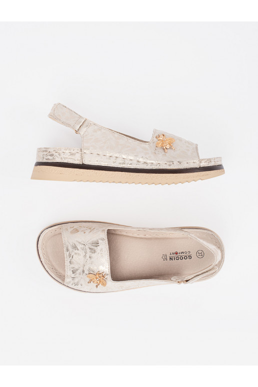 Ziloņkaula krāsas kurpes ar platformu z przypinką