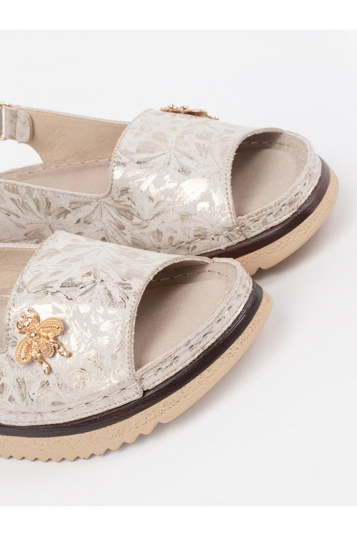 Ziloņkaula krāsas kurpes ar platformu z przypinką