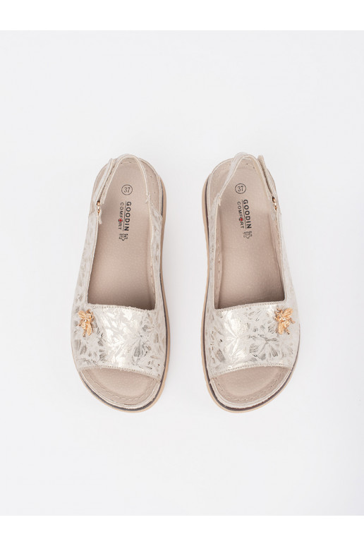 Ziloņkaula krāsas kurpes ar platformu z przypinką