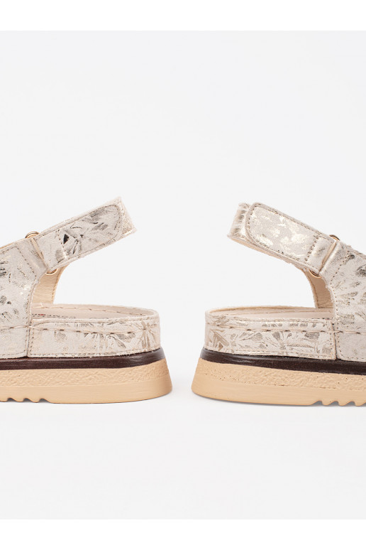 Ziloņkaula krāsas kurpes ar platformu z przypinką