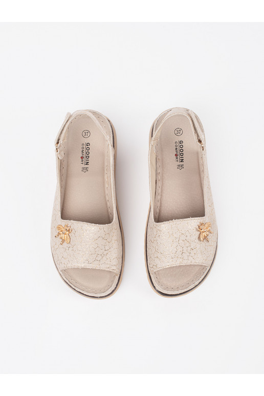 smilšu krāsas kurpes ar platformu z przypinką smilšu krāsas kurpes ar platformu z przypinką