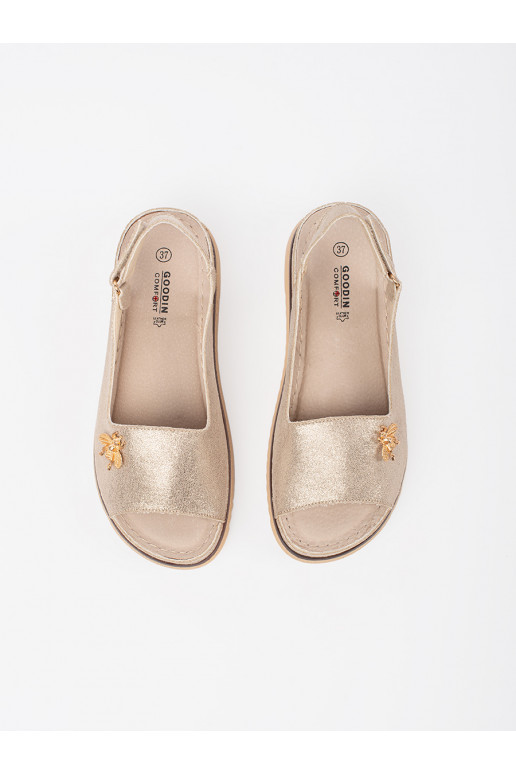 Zelta krāsas kurpes ar platformu z przypinką