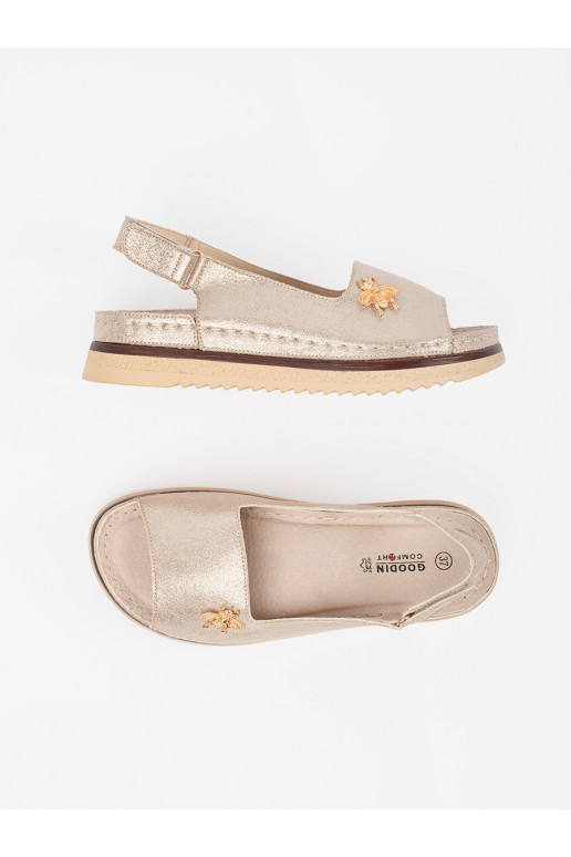 Zelta krāsas kurpes ar platformu z przypinką