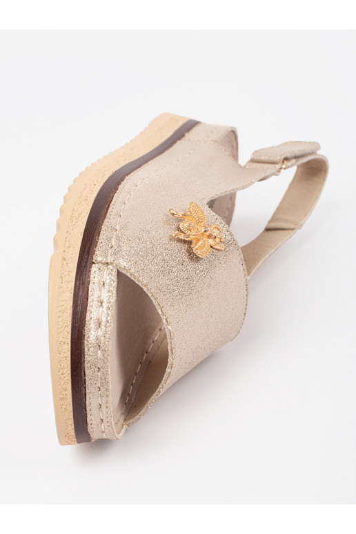 Zelta krāsas kurpes ar platformu z przypinką