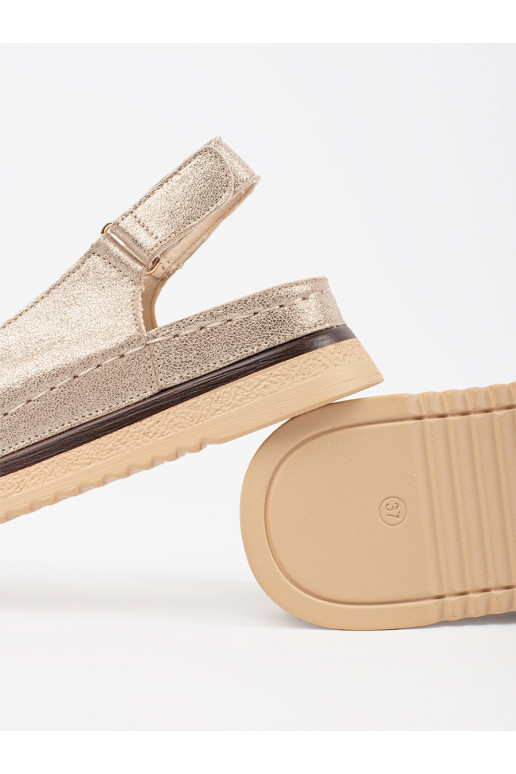 Zelta krāsas kurpes ar platformu z przypinką