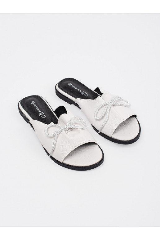 baltas krāsas čības  płaksie 