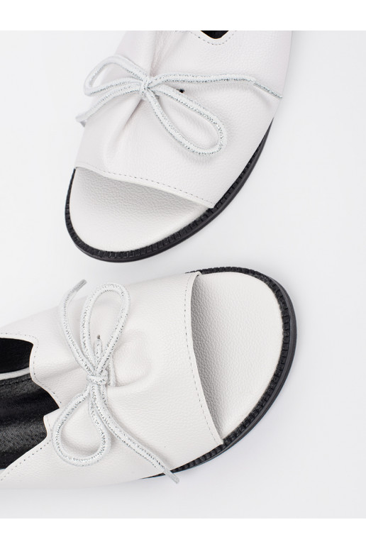 baltas krāsas čības  płaksie 