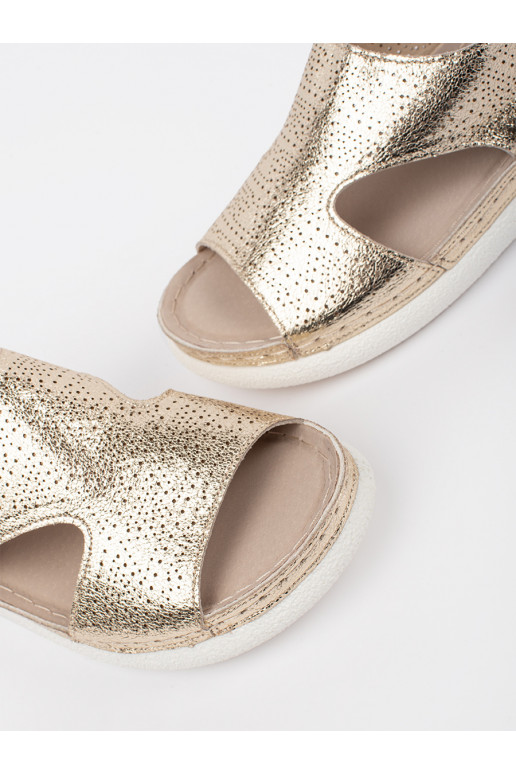 Zelta krāsas kurpes na j platformie