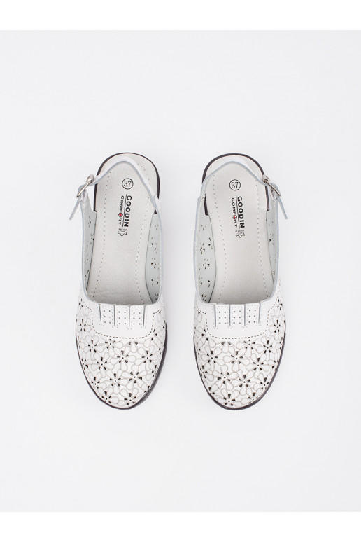 baltas krāsas dziurkowane kurpes 