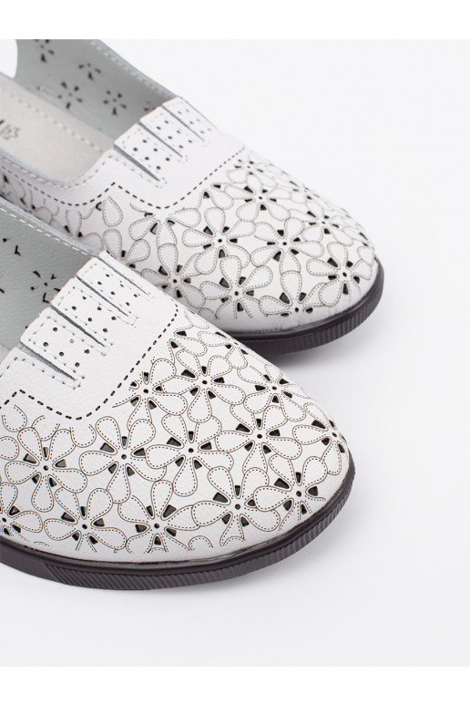 baltas krāsas dziurkowane kurpes 