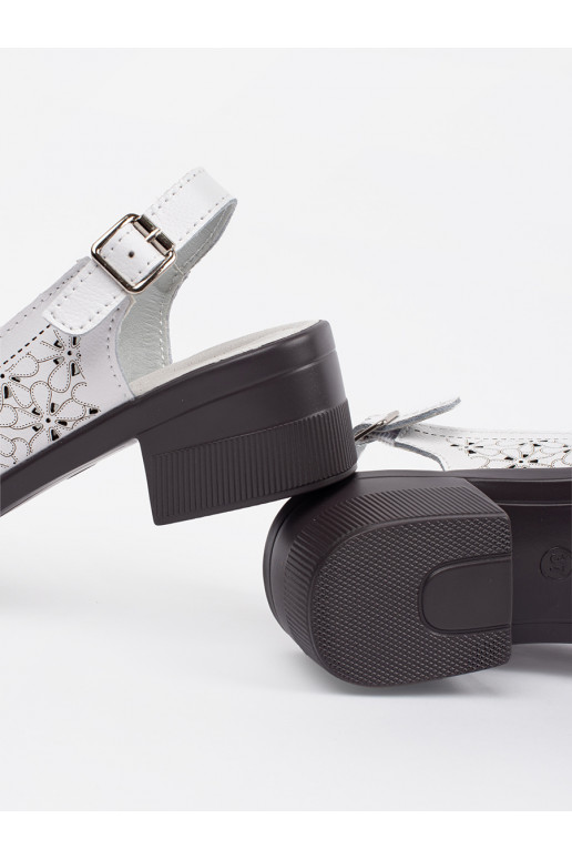 baltas krāsas dziurkowane kurpes 