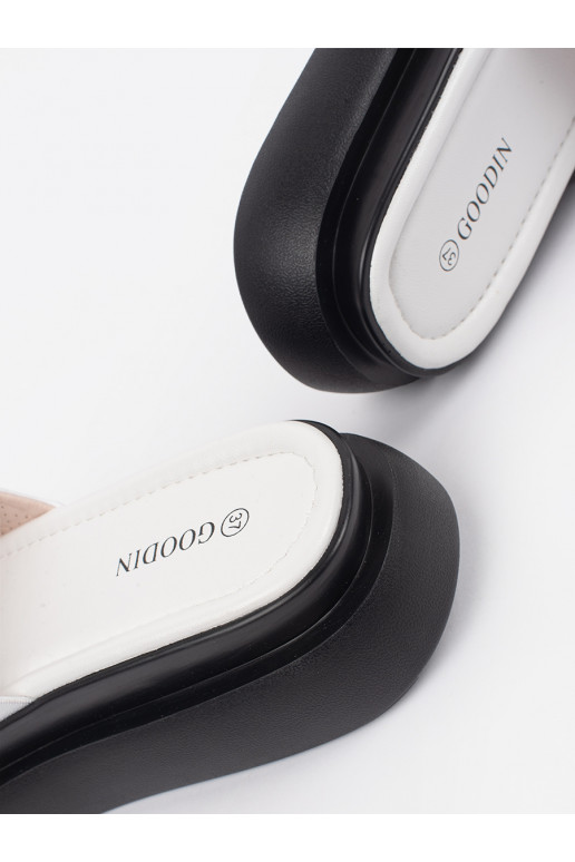 Baltas-Melnas krāsas  čības  ar platformu