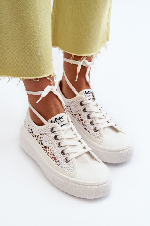 Ar mežģīnēm sieviešu puszābaki Lee Cooper LCW-23-44-1617 baltas krāsas Ar mežģīnēm sieviešu puszābaki Lee Cooper LCW-23-44-1617 baltas krāsas