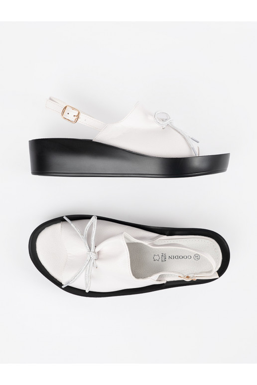 baltas krāsas kurpes  ze skórzaną wkładką