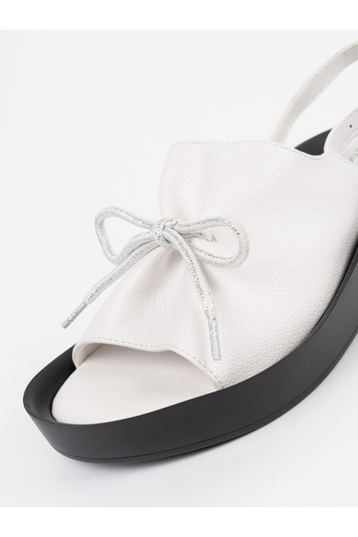 baltas krāsas kurpes  ze skórzaną wkładką