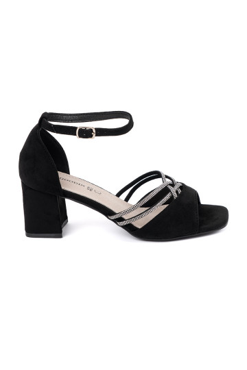 Melns kurpes  uz papēža