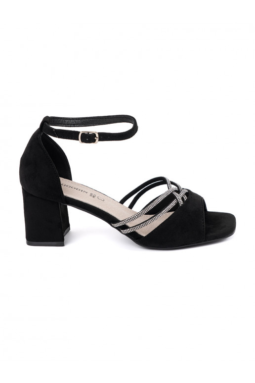 Melns kurpes  uz papēža