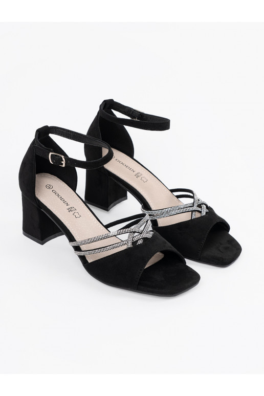 Melns kurpes  uz papēža