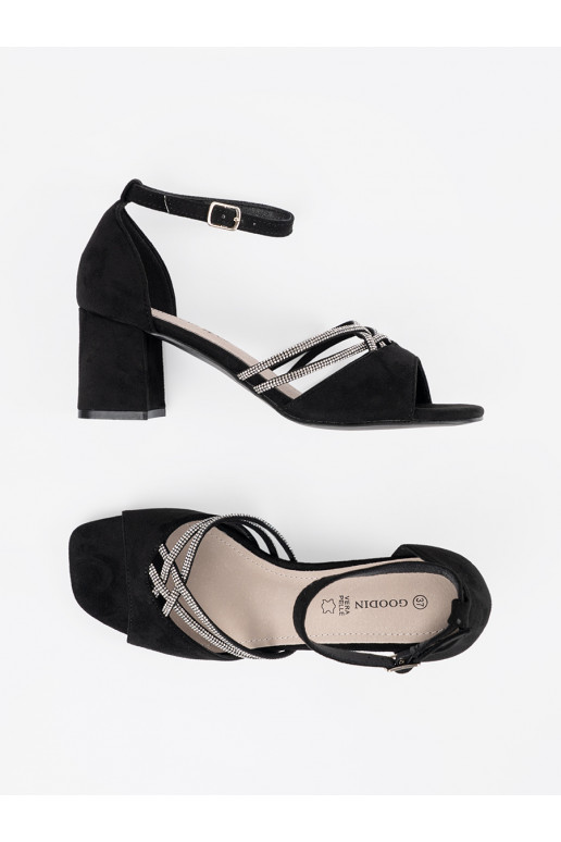 Melns kurpes  uz papēža