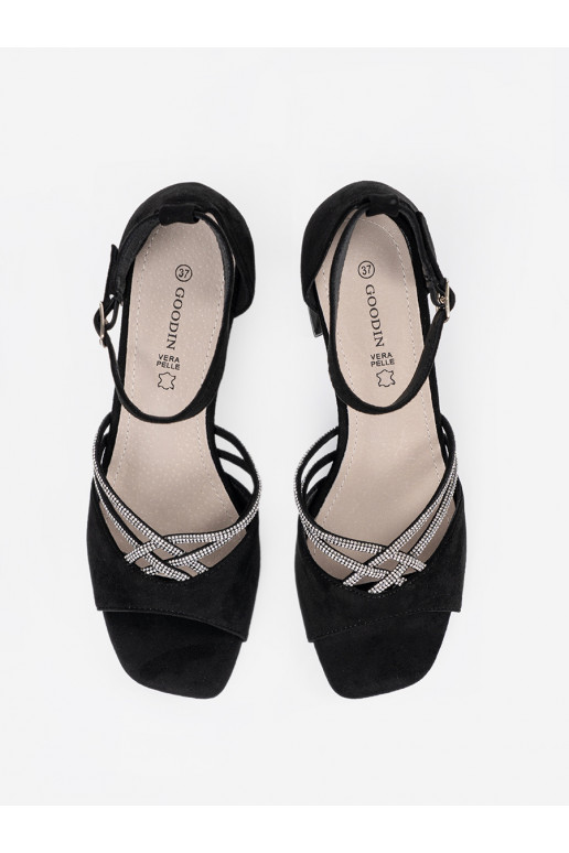 Melns kurpes  uz papēža